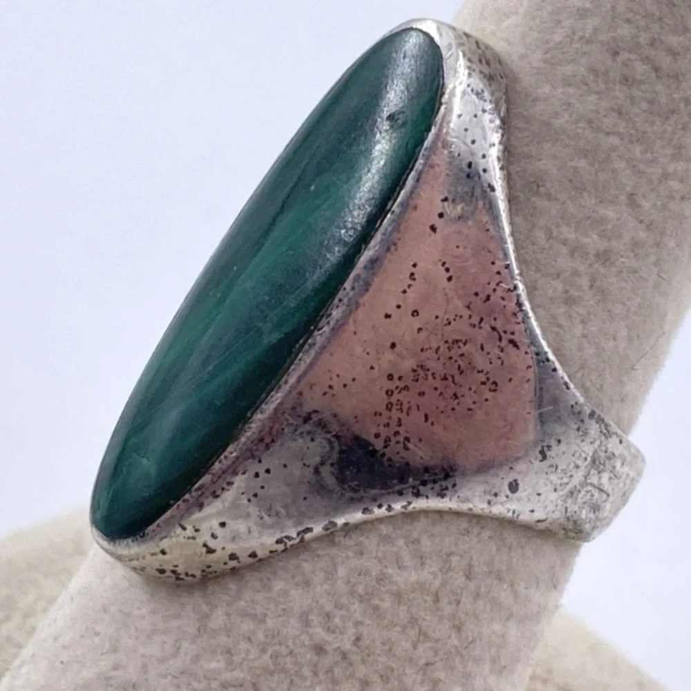 Vintage Sterling Silver Unisex Ring with Oval Malachite Stone
